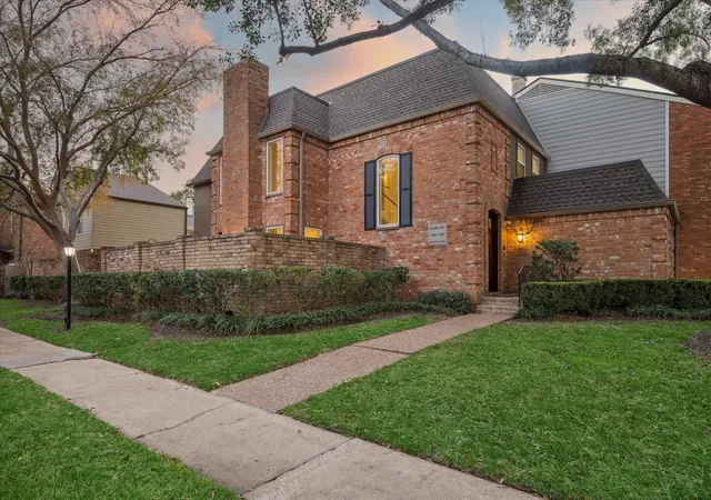 Photo 2 of Townhouse for sale at 1266 Fountain View Dr #174, Houston, TX 77057 | MLS# 54097670 | Listing updated on 2026-10-06