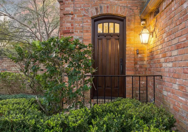 Photo 3 of Townhouse for sale at 1266 Fountain View Dr #174, Houston, TX 77057 | MLS# 54097670 | Listing updated on 2026-10-06