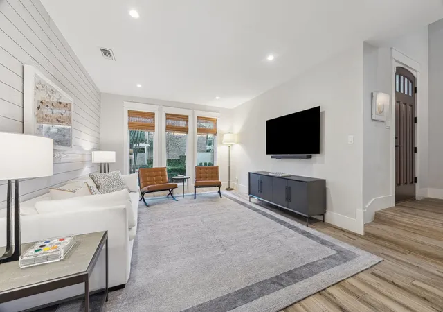Photo 4 of Townhouse for sale at 1266 Fountain View Dr #174, Houston, TX 77057 | MLS# 54097670 | Listing updated on 2026-10-06