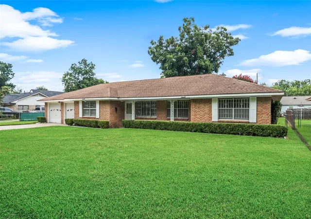 2nd image of 903 E Spreading Oak Dr, Houston, TX 77076 | MLS# 18915966
