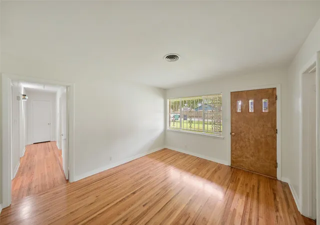 3rd image of 903 E Spreading Oak Dr, Houston, TX 77076 | MLS# 18915966