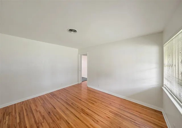 5th image of 903 E Spreading Oak Dr, Houston, TX 77076 | MLS# 18915966