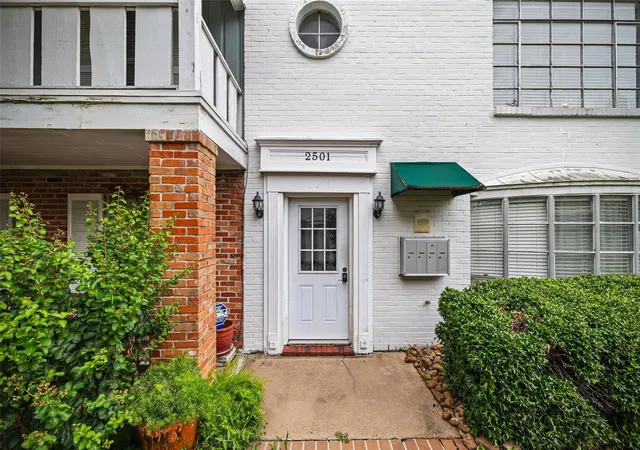 Photo 2 of Condo for sale at 2501 Marilee Ln #4, Houston, TX 77057 | MLS# 69552894 | Listing updated on 2026-08-28