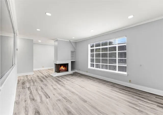 Listing Photo 5 - Condo for sale in building located at 2501 Marilee Ln, Houston, TX 77057 - Unit #4