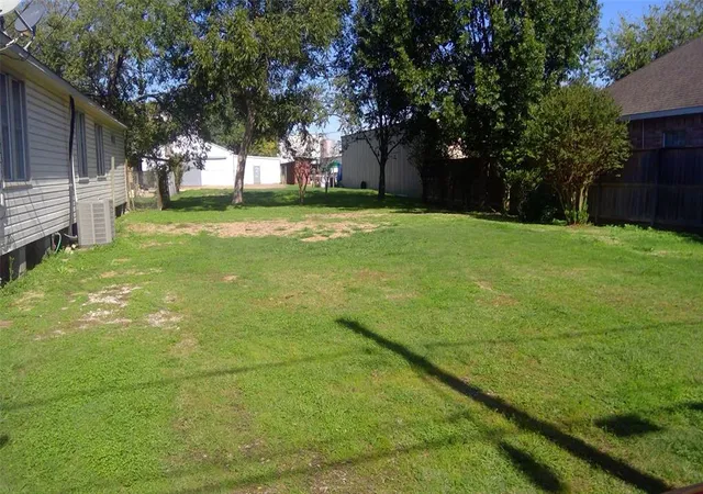 Photo 3 of Sale Pending at 9237 E Avenue P, Houston, TX 77012 | MLS# 62028163 | Listing updated on 2026-09-19