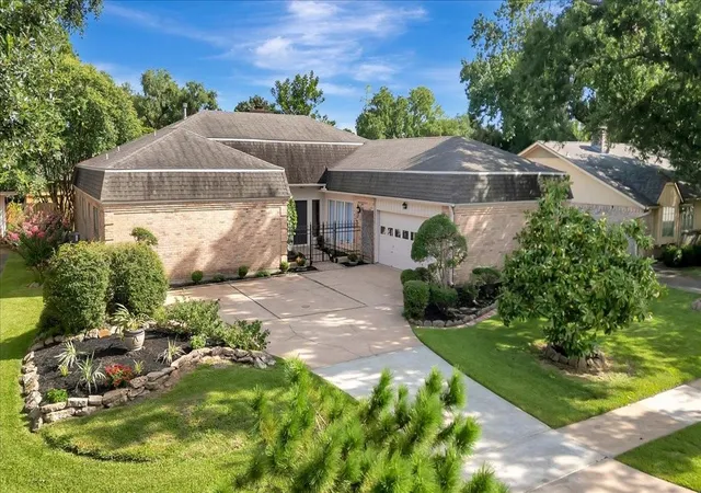 1st image of 16410 Glenshannon Dr, Houston, TX 77059 | MLS# 21171223