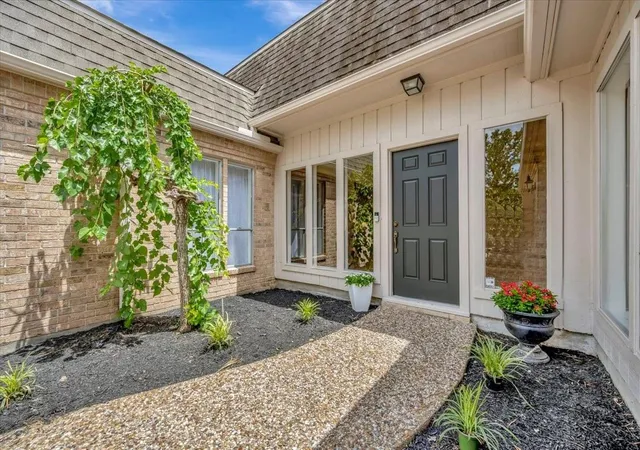 2nd image of 16410 Glenshannon Dr, Houston, TX 77059 | MLS# 21171223