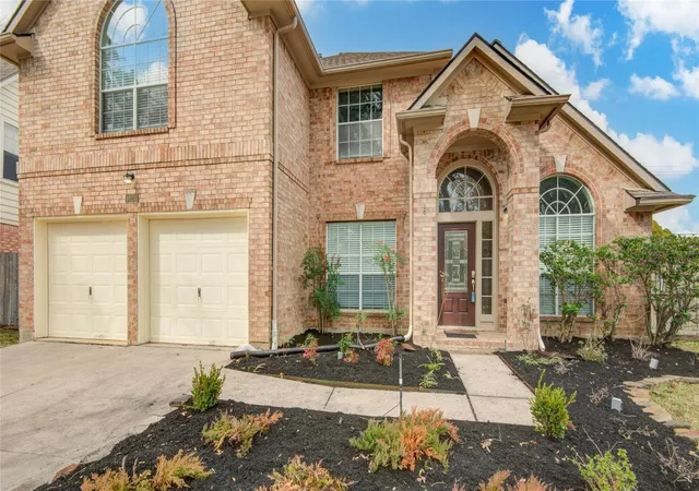 Photo 4 of Sale Pending at 1427 Basswood Springs Ct, Houston, TX 77062 | MLS# 58315227 | Listing updated on 2026-09-01