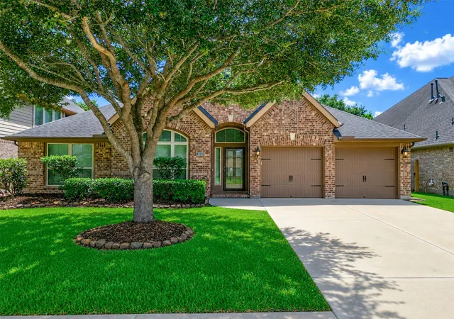 1st image of 4131 N Creekmont Dr, Fresno, TX 77545 | MLS# 42295623