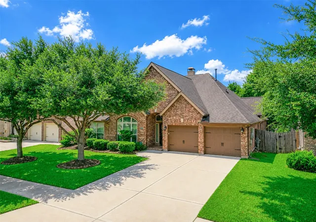 Photo 3 of Single family home for sale at 4131 N Creekmont Dr, Fresno, TX 77545 | MLS# 42295623 | Listing updated on 2026-09-02