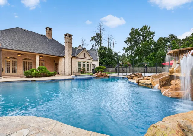 3rd image of 728 Crestbend Dr, Houston, TX 77042 | MLS# 19800638