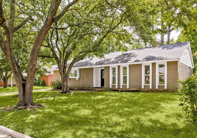 Photo 3 of Single family home for sale at 4327 Peridot Ln, Friendswood, TX 77546 | MLS# 21198162 | Listing updated on 2026-06-25