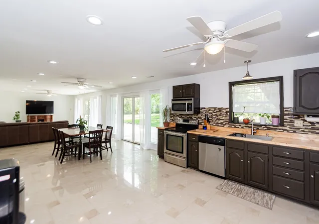5th image of 6811 Cemetary Rd, Manvel, TX 77578 | MLS# 89141259
