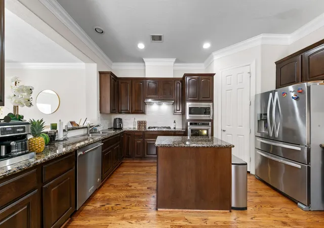 Photo 4 of Townhouse for sale at 2922 Royal Oaks Crst, Houston, TX 77082 | MLS# 95280545 | Listing updated on 2026-09-01