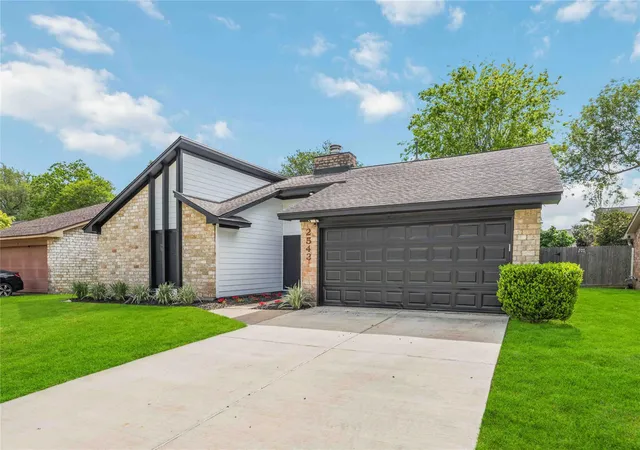 2nd image of 2543 Sage Brush Ln, Sugar Land, TX 77479 | MLS# 34745194