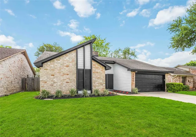 3rd image of 2543 Sage Brush Ln, Sugar Land, TX 77479 | MLS# 34745194