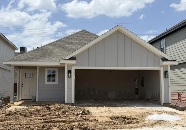 Photo 2 of Sale Pending at 2114 Creole Crk Ln, Houston, TX 77090 | MLS# 45210697 | Listing updated on 2026-09-02
