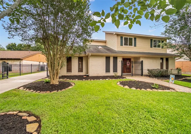 Photo 3 of Single family home for sale at 4303 Long Grove Dr, Seabrook, TX 77586 | MLS# 3258214 | Listing updated on 2026-09-19