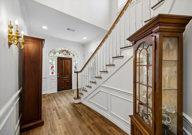 Photo 3 of Sale Pending at 231 Sugarberry Cir, Houston, TX 77024 | MLS# 93119270 | Listing updated on 2026-09-04