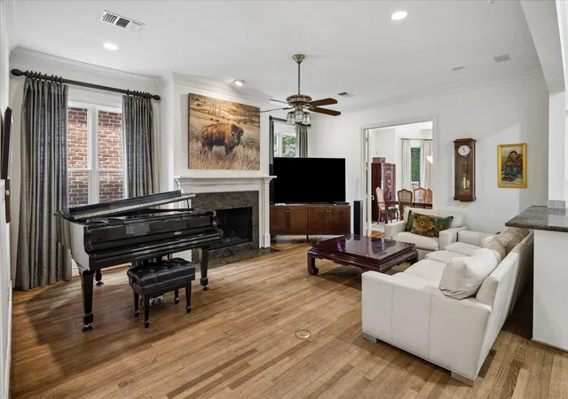 Photo 4 of Sale Pending at 231 Sugarberry Cir, Houston, TX 77024 | MLS# 93119270 | Listing updated on 2026-09-04