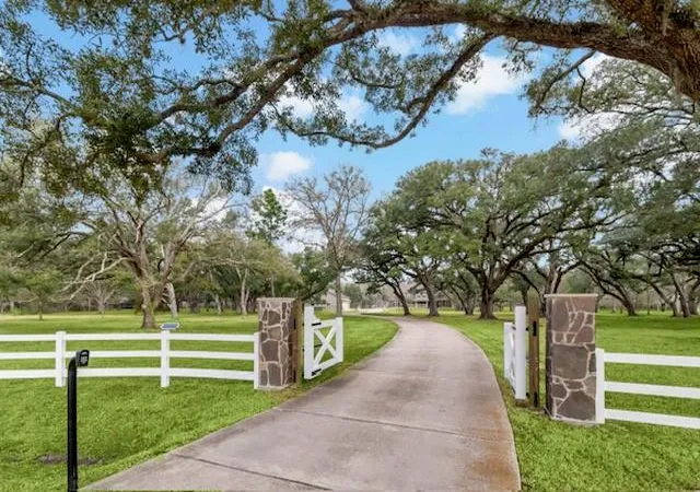 2nd image of 9500 Live Oak Ct, Manvel, TX 77578 | MLS# 57989520