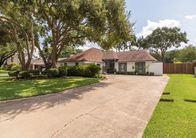 1st image of 906 Eva Dr, Katy, TX 77493 | MLS# 36243797