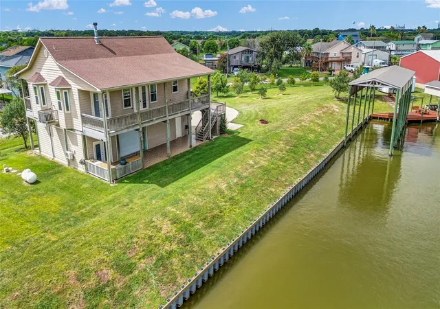 3rd image of 220 Kings Dr, Freeport, TX 77541 | MLS# 93312825