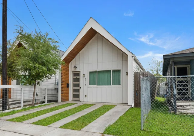 Photo 1 of Single family home for sale at 5415 Margarita St, Houston, TX 77020 | MLS# 15685149 | Listing updated on 2026-09-01