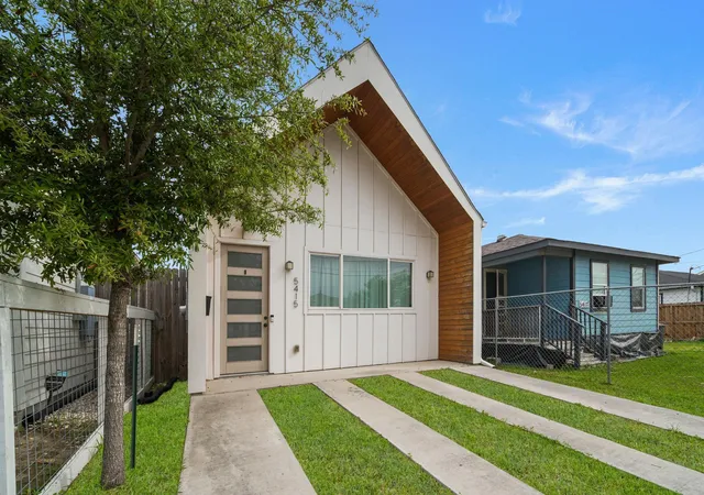 Photo 2 of Single family home for sale at 5415 Margarita St, Houston, TX 77020 | MLS# 15685149 | Listing updated on 2026-09-01