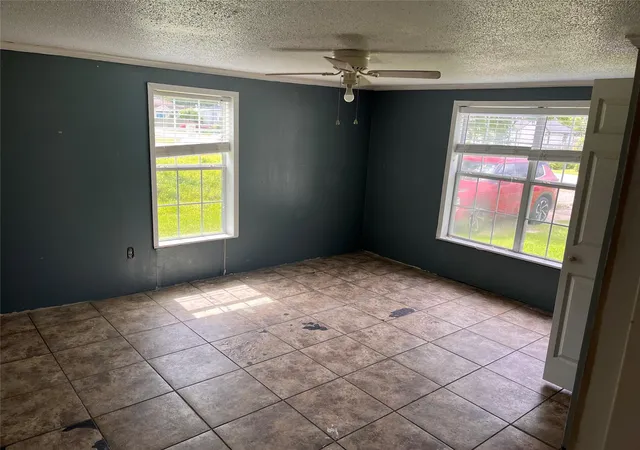 19th image of 208 E Pecan Ln, Clute, TX 77531 | MLS# 49741355