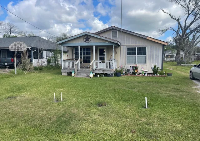 1st image of 208 E Pecan Ln, Clute, TX 77531 | MLS# 49741355