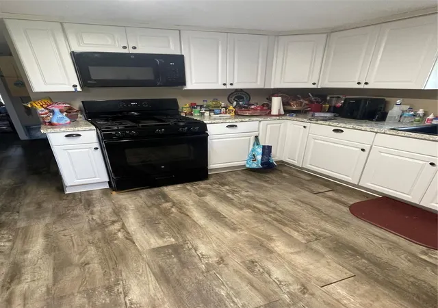 3rd image of 208 E Pecan Ln, Clute, TX 77531 | MLS# 49741355