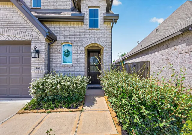 Photo 3 of Single family home for sale at 866 Sendero Trl, Conroe, TX 77304 | MLS# 8004091 | Listing updated on 2026-09-18