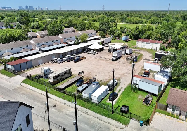 3rd image of 1915 Sherwood Forest St, Houston, TX 77043 | MLS# 97361270