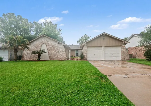Homes for sale in Friendswood, TX | 16318 Blackhawk Blvd, Friendswood, TX 77546 | MLS# 89617875