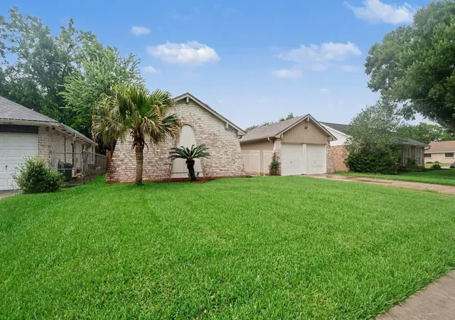 Photo 3 of Single family home for sale at 16318 Blackhawk Blvd, Friendswood, TX 77546 | MLS# 89617875 | Listing updated on 2026-09-15