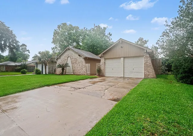 Photo 3 of Single family home for sale at 16318 Blackhawk Blvd, Friendswood, TX 77546 | MLS# 89617875 | Listing updated on 2026-09-15