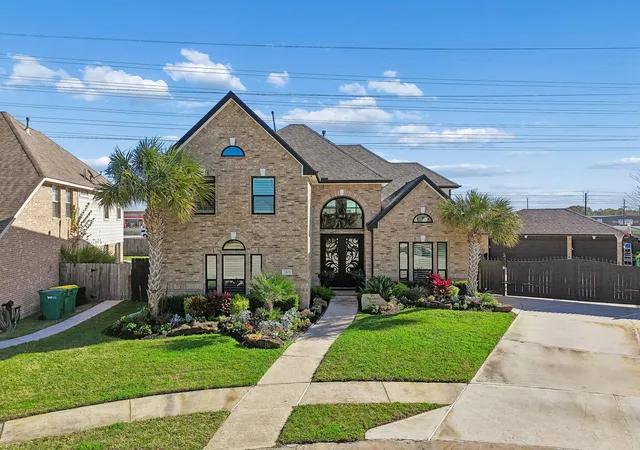 Photo 3 of Sale Pending at 3305 Oak Dale Way, Seabrook, TX 77586 | MLS# 94650649 | Listing updated on 2026-09-17