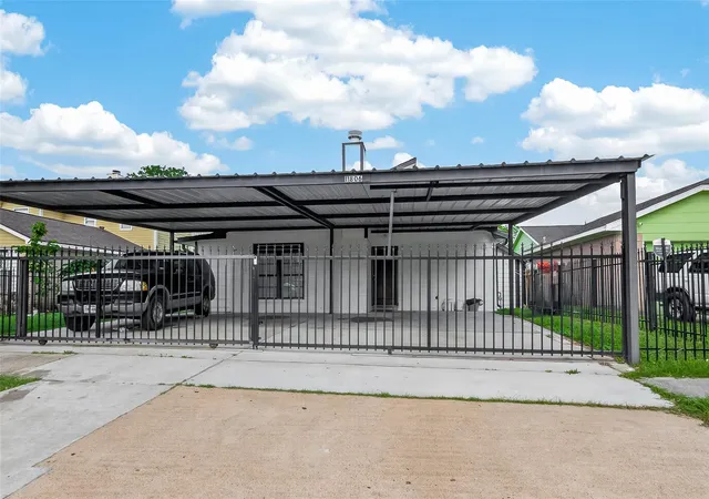 Photo 1 of Sale Pending at 11806 Roandale Dr, Houston, TX 77048 | MLS# 28531004 | Listing updated on 2026-09-22