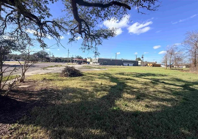 5th image of 1606 W Park Ave, Orange, TX 77630 | MLS# 75221033