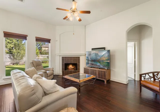 Photo 3 of Single family home for sale at 10 Sagamore Ridge Pl, Spring, TX 77389 | MLS# 85014225 | Listing updated on 2026-09-10