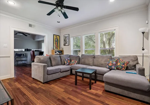 Photo 4 of Sale Pending at 1334 W Pierce St, Houston, TX 77019 | MLS# 24130423 | Listing updated on 2026-09-15