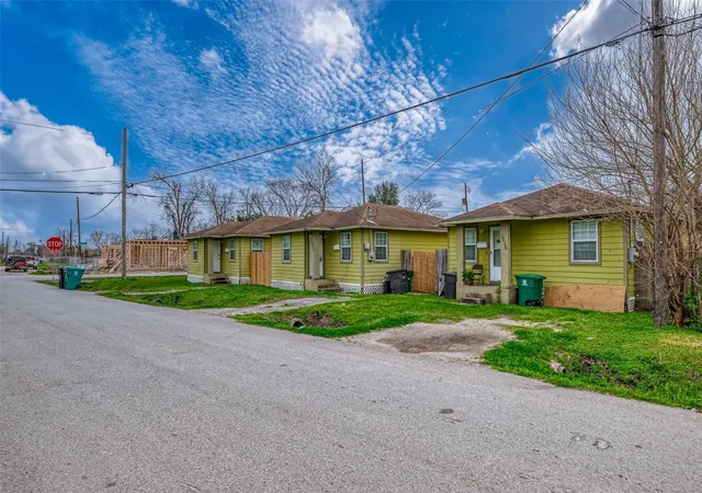Photo 2 of Multi family home for sale at 3938 King St, Houston, TX 77026 | MLS# 25929932 | Listing updated on 2026-08-13