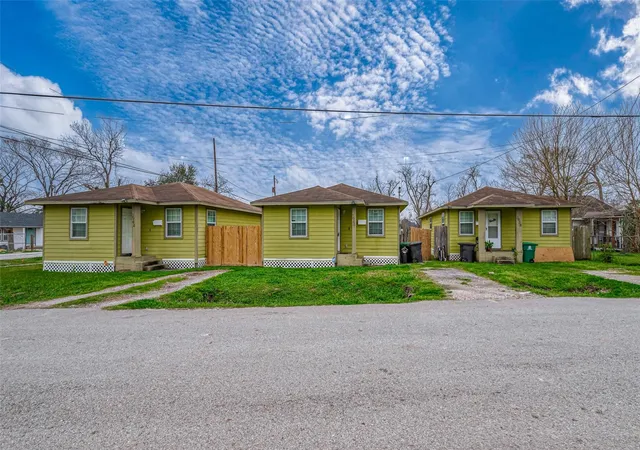 Photo 3 of Multi family home for sale at 3938 King St, Houston, TX 77026 | MLS# 25929932 | Listing updated on 2026-08-13