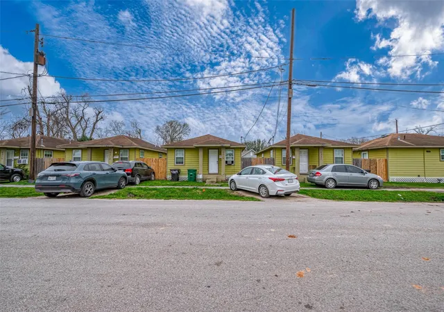 Listing Photo 4 - Condo for sale in building located at 3938 King St, Houston, TX 77026