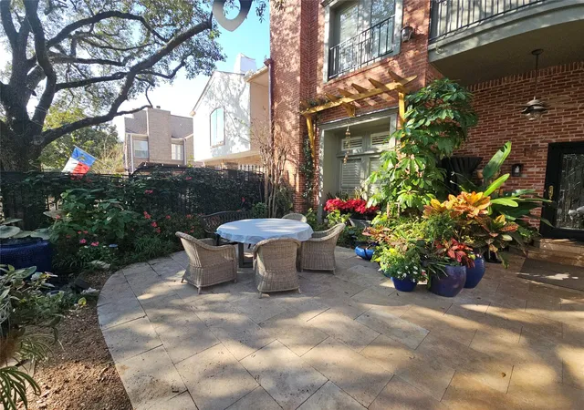 Townhouse for sale at 4716 Post Oak Timber Dr, Houston, TX 77056 | MLS# 89446444