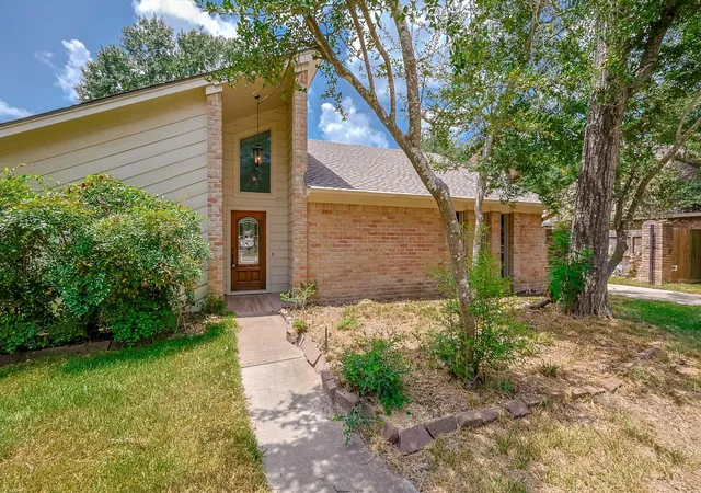 1st image of 914 Manchester Dr, Conroe, TX 77304 | MLS# 28669458