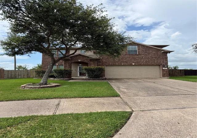 Photo 3 of Single family home for sale at 7034 Sun Crk Dr, Hitchcock, TX 77563 | MLS# 33690101 | Listing updated on 2026-09-18