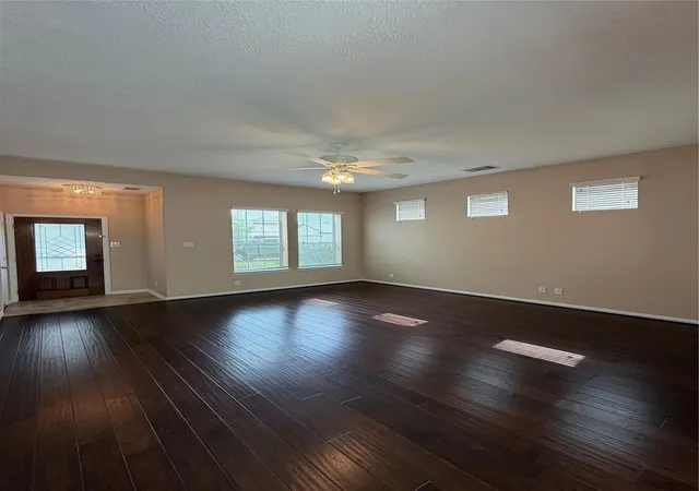 Photo 4 of Single family home for sale at 7034 Sun Crk Dr, Hitchcock, TX 77563 | MLS# 33690101 | Listing updated on 2026-09-19