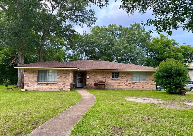 1st image of 213 E Rhodes Ave, Lufkin, TX 75901 | MLS# 67215528